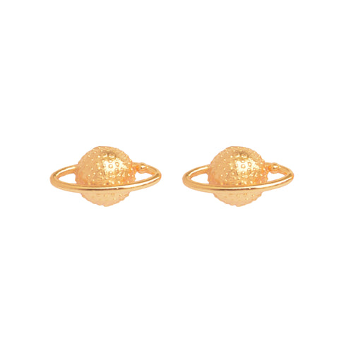 Aretes tipo topo en forma del planeta Saturno con acabado dorado en baño de oro de 24K.