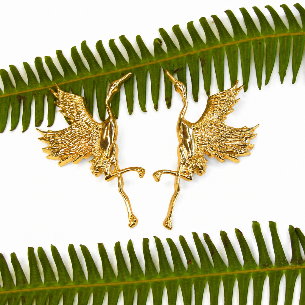 Aretes tipo topo grandes en forma de ave grulla en bronce con baño de oro de 24K de Polen wear