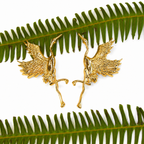 Aretes tipo topo grandes en forma de ave grulla en bronce con baño de oro de 24K de Polen wear