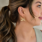 Aretes tipo topo grandes en forma de ave grulla en bronce con baño de oro de 24K de Polen wear