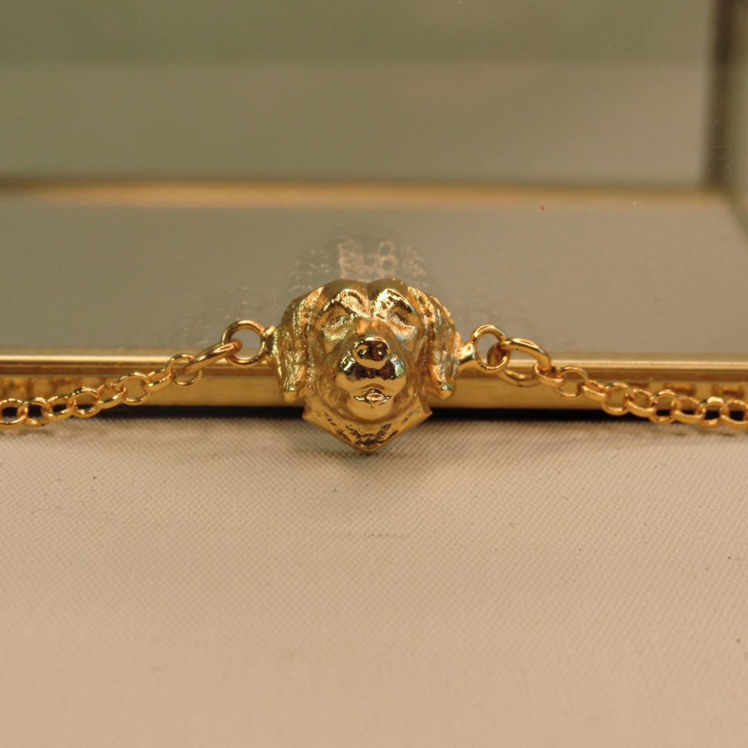 Pulsera de eslabones en bronce con baño de oro de 24K y dije de perro Golden de Polen wear