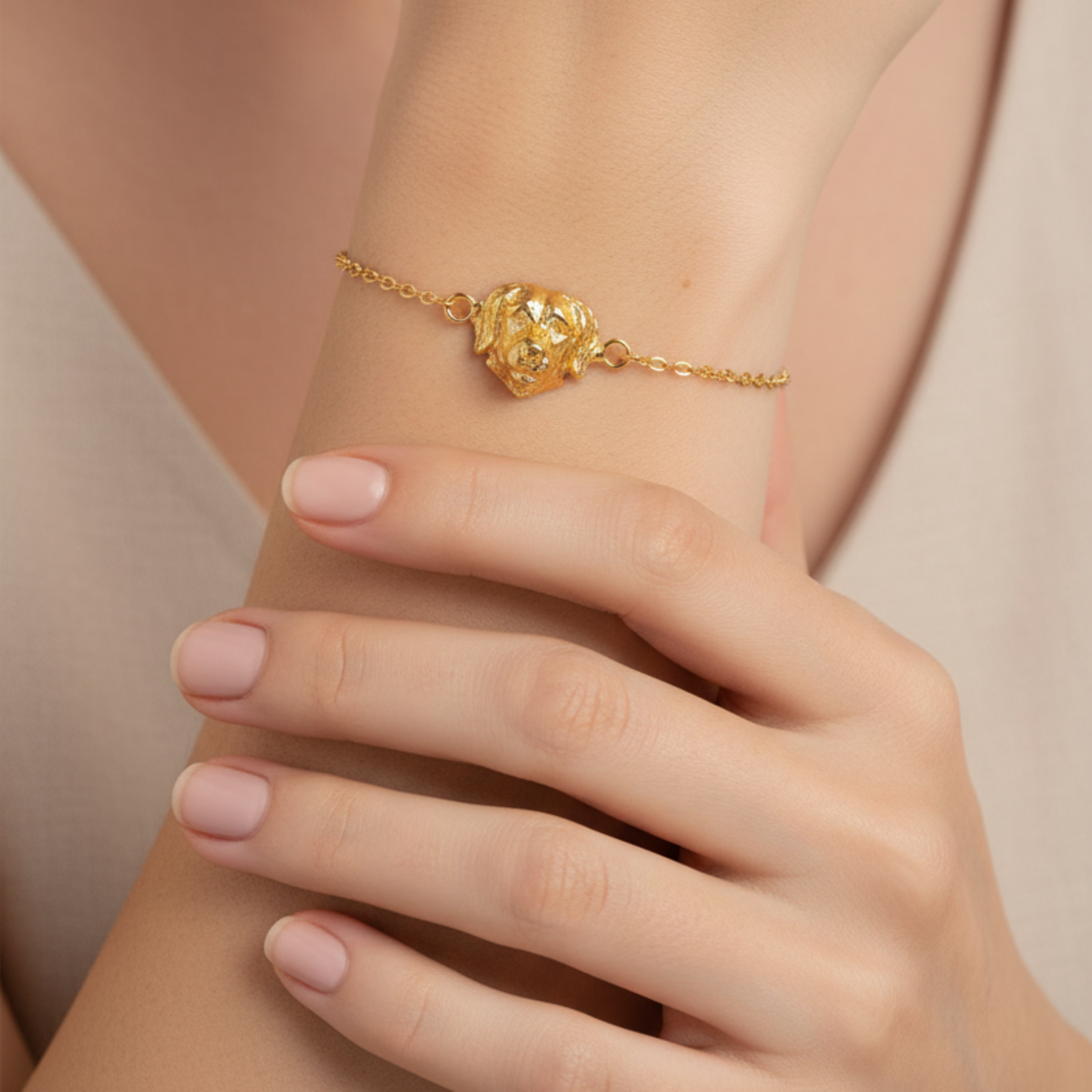 Pulsera de eslabones en bronce con baño de oro de 24K y dije de perro Golden de Polen wear.