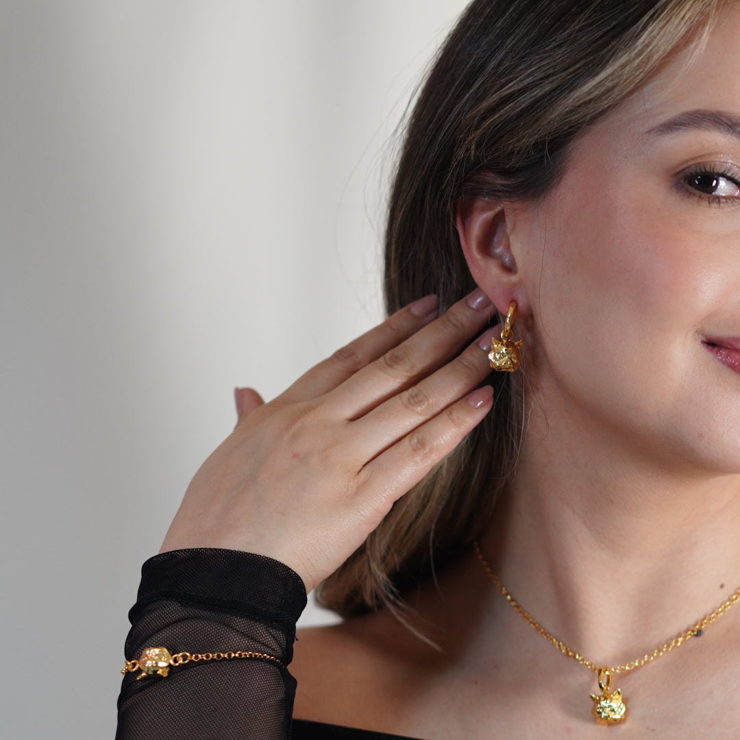 Set con dije de Gato Bengalí en baño de oro de 24K de Polen wear