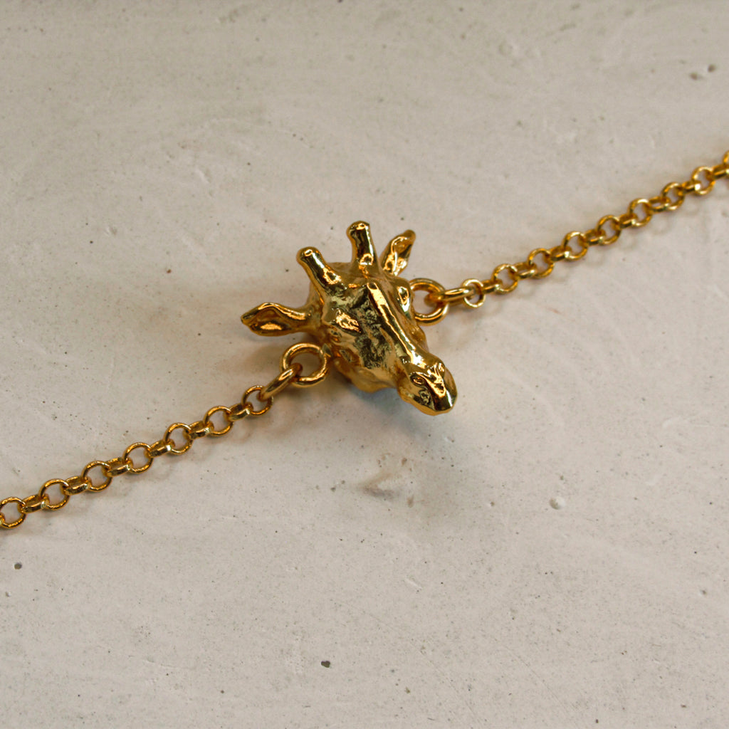 Pulsera con dije de jirafa en baño de oro de 24K de Polen wear