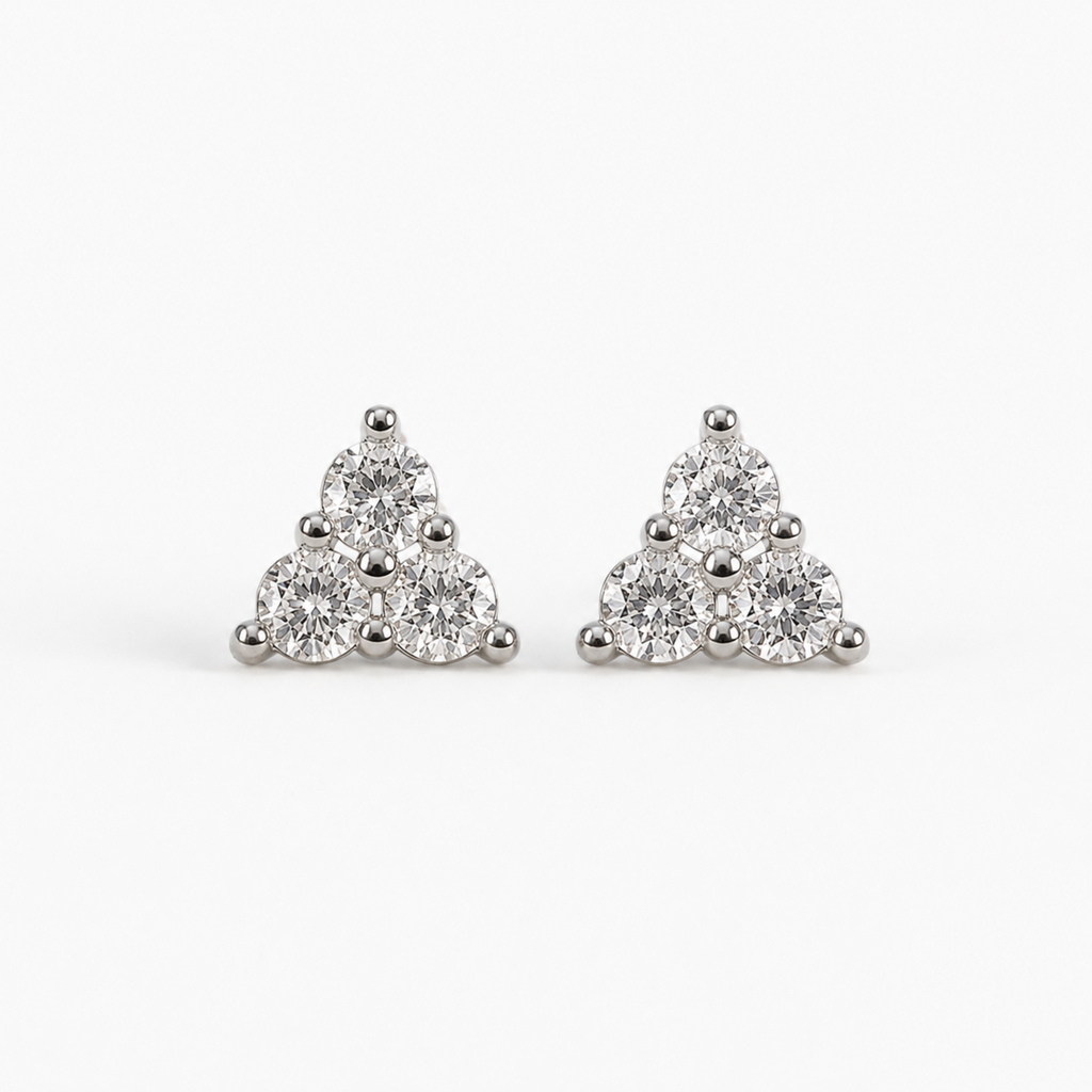 Aretes tipo topo mini en forma de triángulo Mithril plateado con zircones de Polen wear