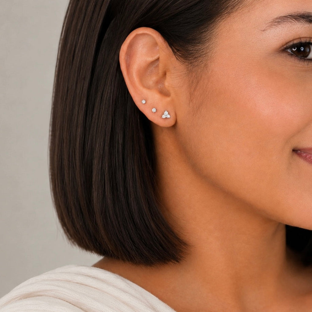Aretes tipo topo mini en forma de triángulo Mithril plateado con zircones de Polen wear