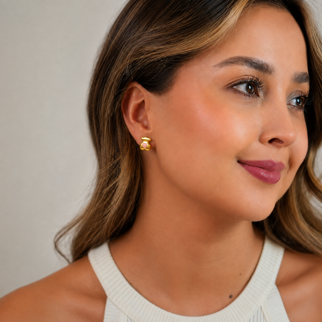 Aretes tipo topo mini en forma de osito dorado liso con un corazón rosa en la barriga de Polen wear