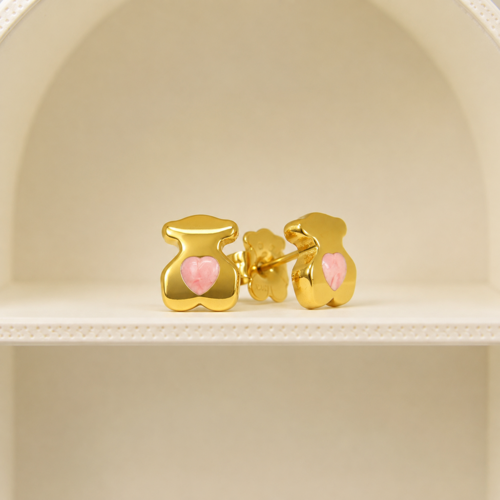 Aretes tipo topo mini en forma de osito dorado liso con un corazón rosa en la barriga de Polen wear