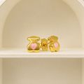 Aretes tipo topo mini en forma de osito dorado liso con un corazón rosa en la barriga de Polen wear