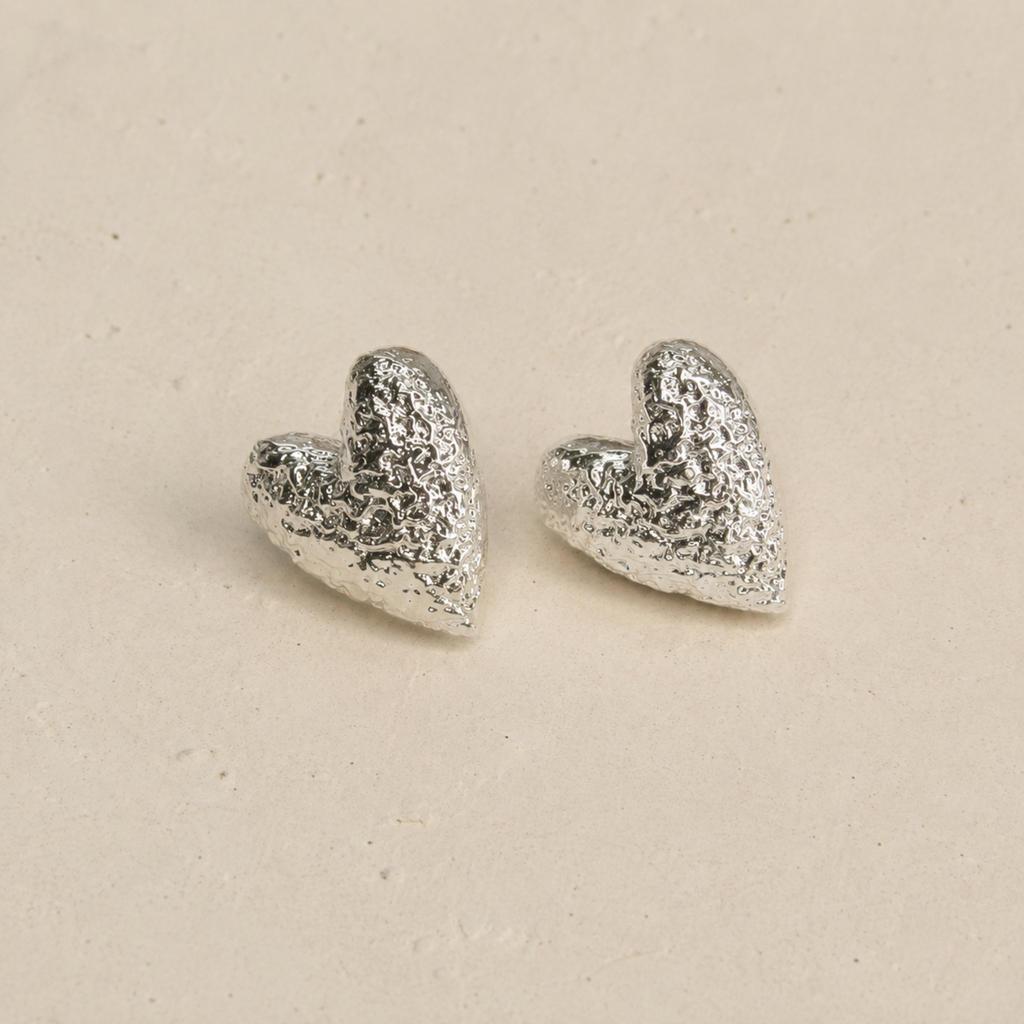 Aretes tipo topo en forma de corazón con textura corrugada en baño de plata de Polen wear