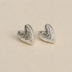 Aretes tipo topo en forma de corazón con textura corrugada en baño de plata de Polen wear