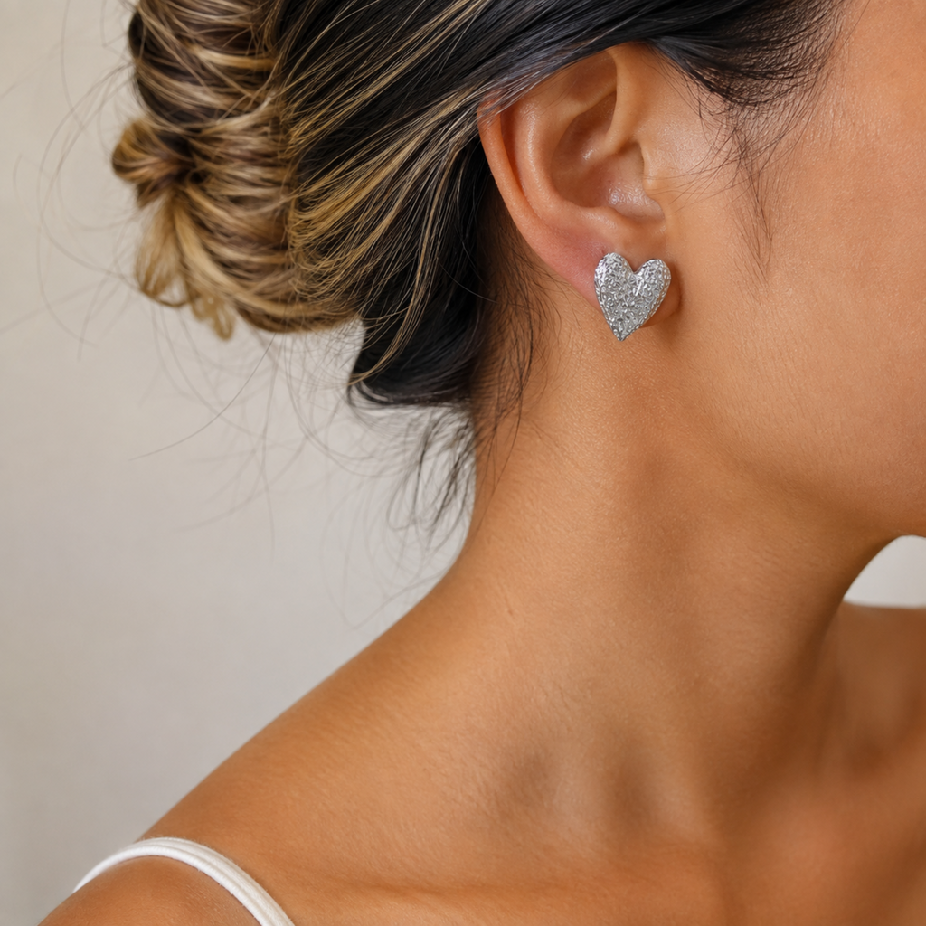 Aretes tipo topo en forma de corazón con textura corrugada en baño de plata de Polen wear