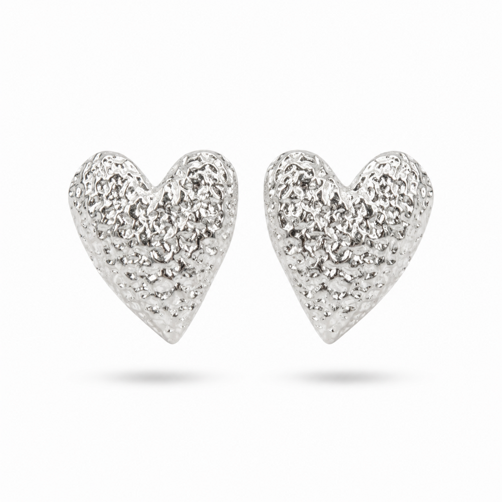 Aretes tipo topo en forma de corazón con textura corrugada en baño de plata de Polen wear