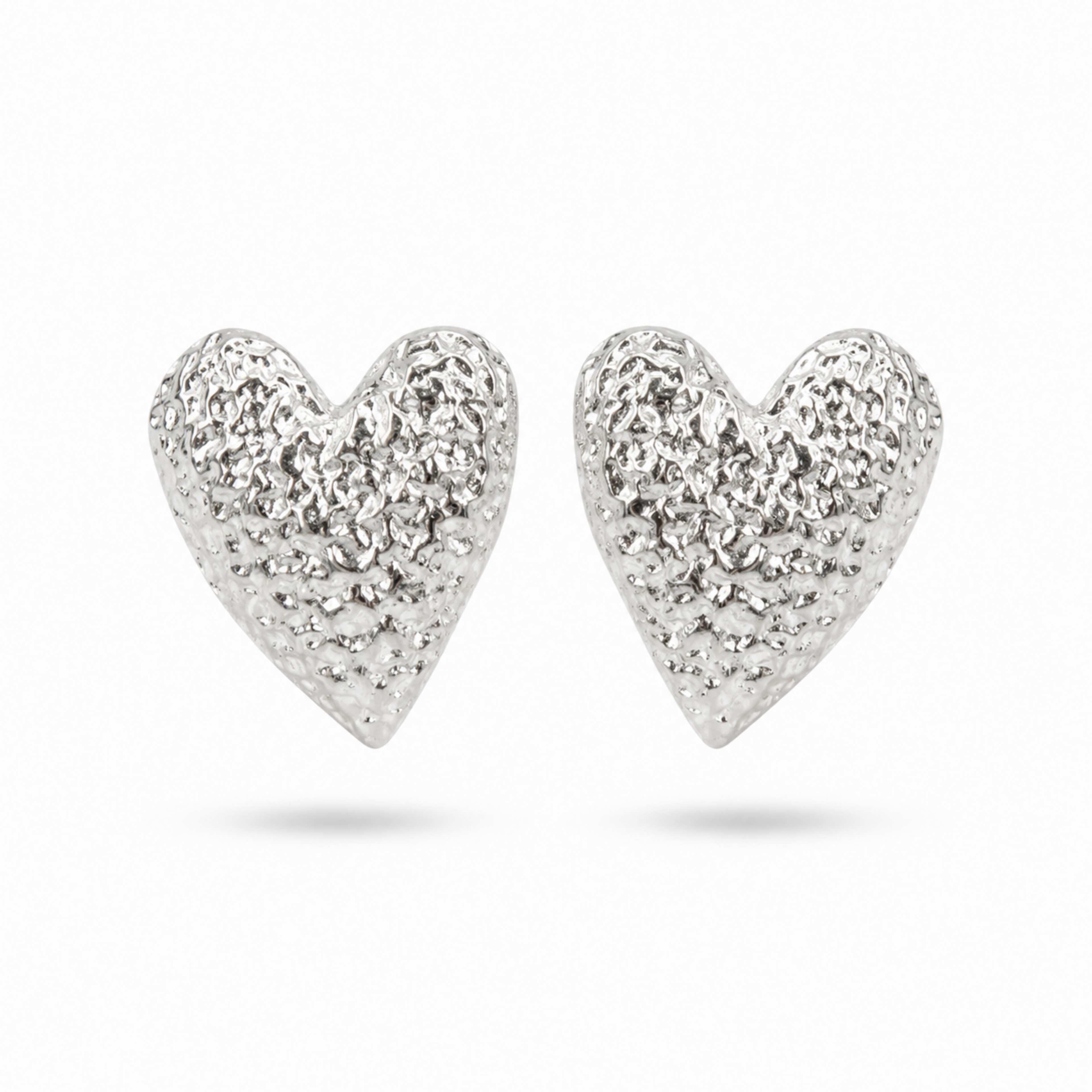 Aretes tipo topo en forma de corazón con textura corrugada en baño de plata de Polen wear