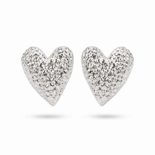 Aretes tipo topo en forma de corazón con textura corrugada en baño de plata de Polen wear