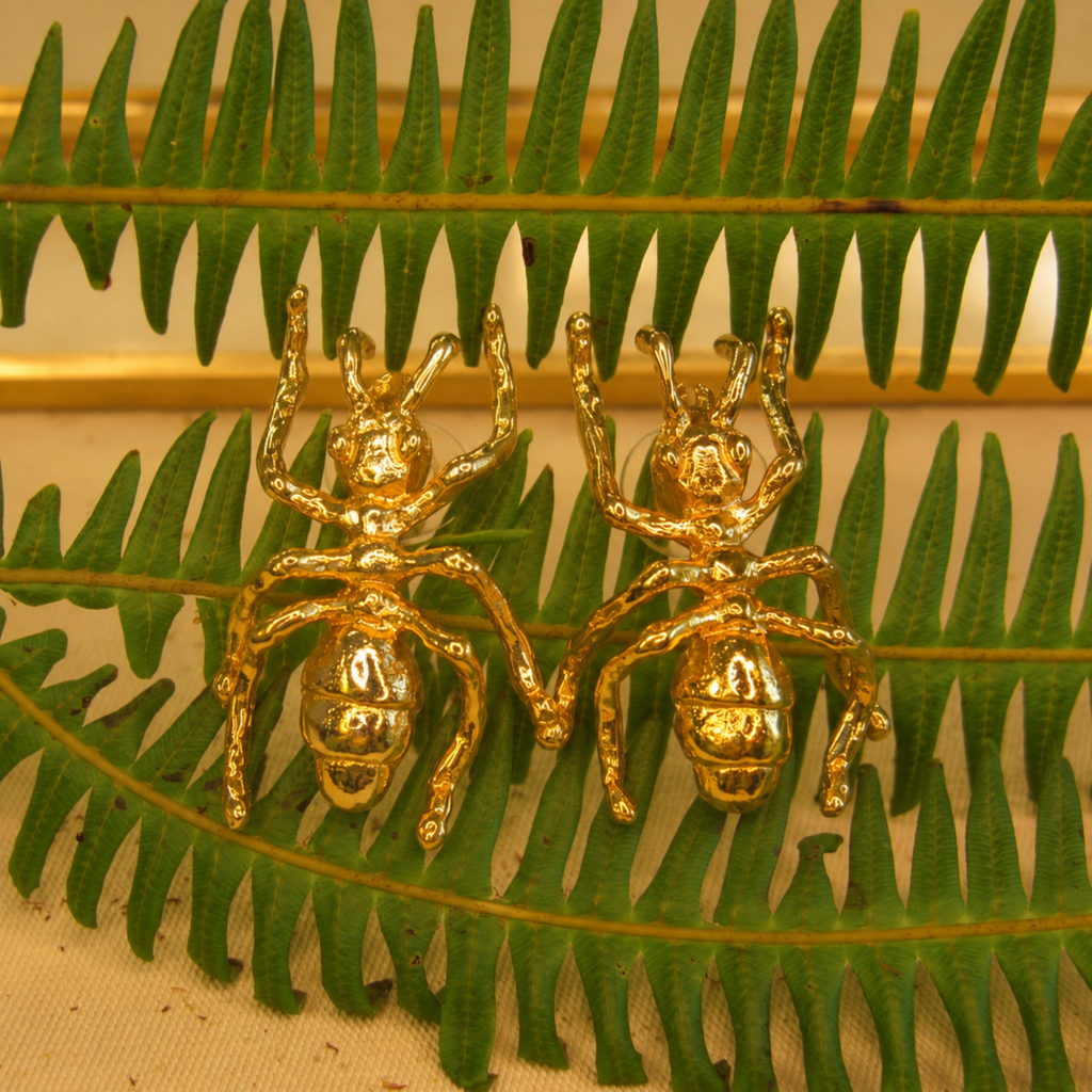 Aretes tipo topo en forma de hormiga mediana en baño de oro de 24K de Polen wear