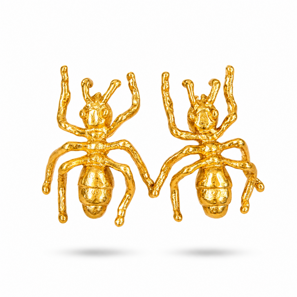Aretes tipo topo en forma de hormiga mediana en baño de oro de 24K de Polen wear