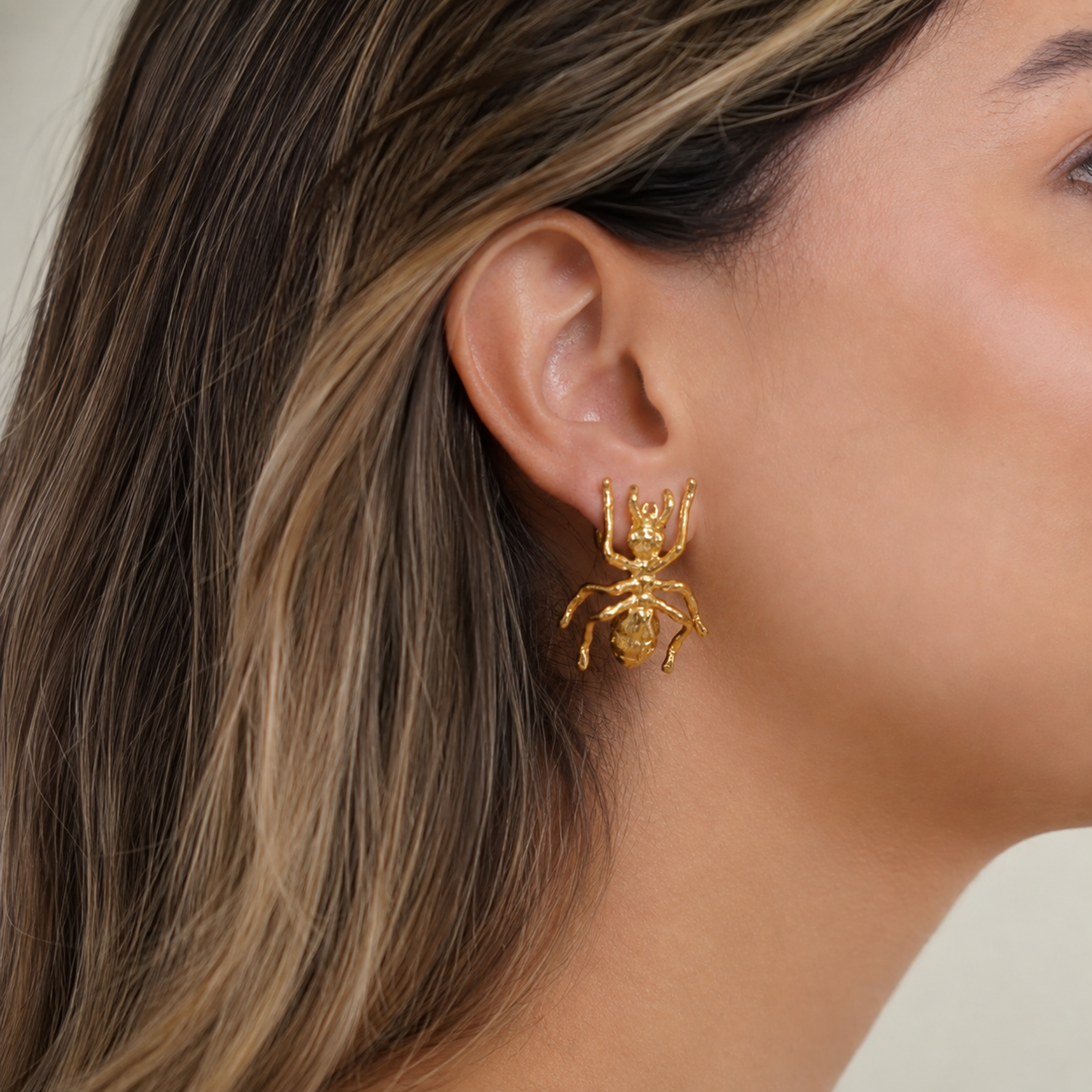 Aretes tipo topo en forma de hormiga mediana en baño de oro de 24K de Polen wear