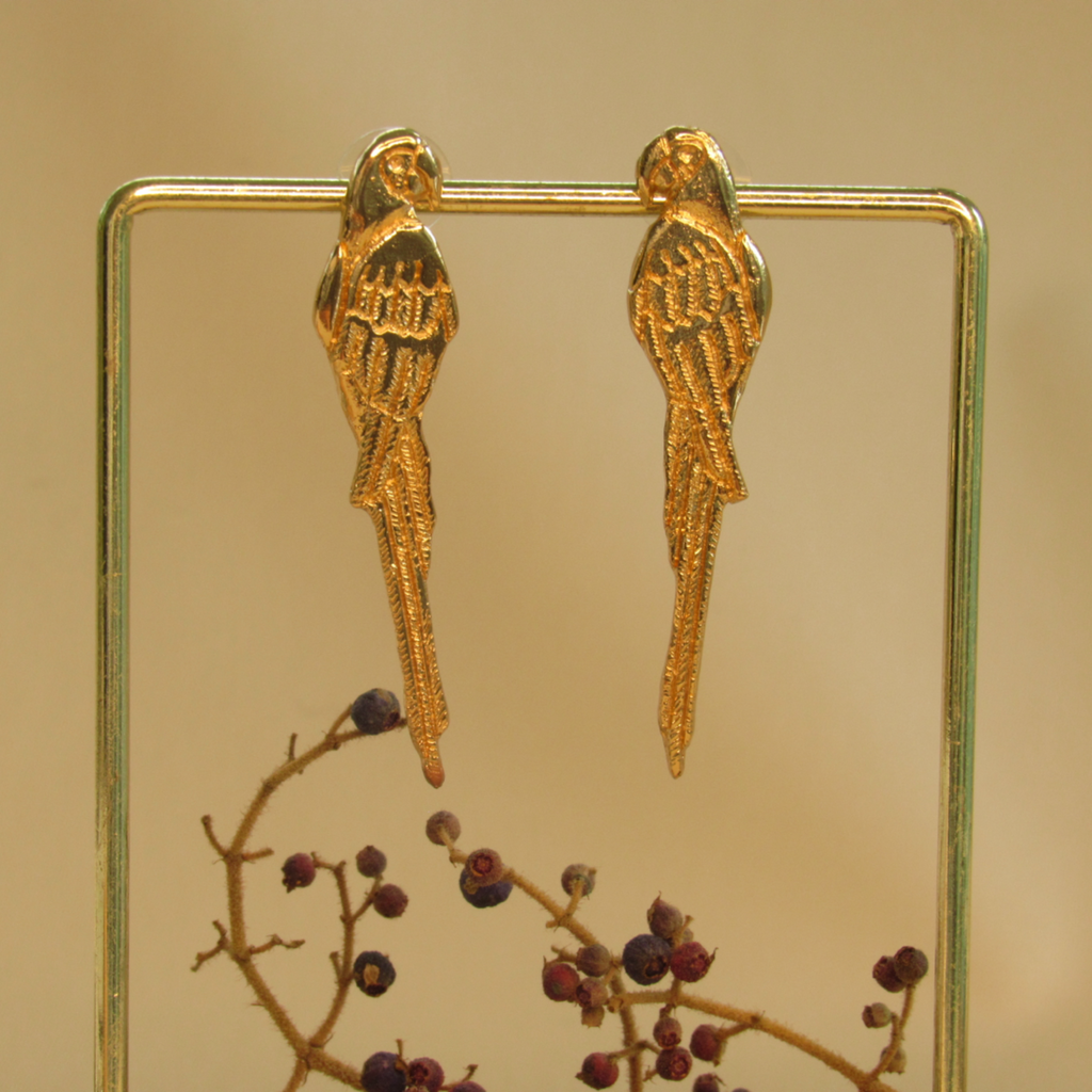 Aretes largos de guacamaya escultural en bronce con baño de oro de 24K de Polen wear