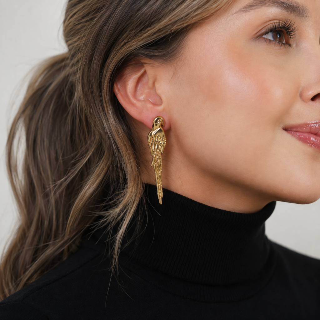 Aretes largos de guacamaya escultural en bronce con baño de oro de 24K de Polen wear