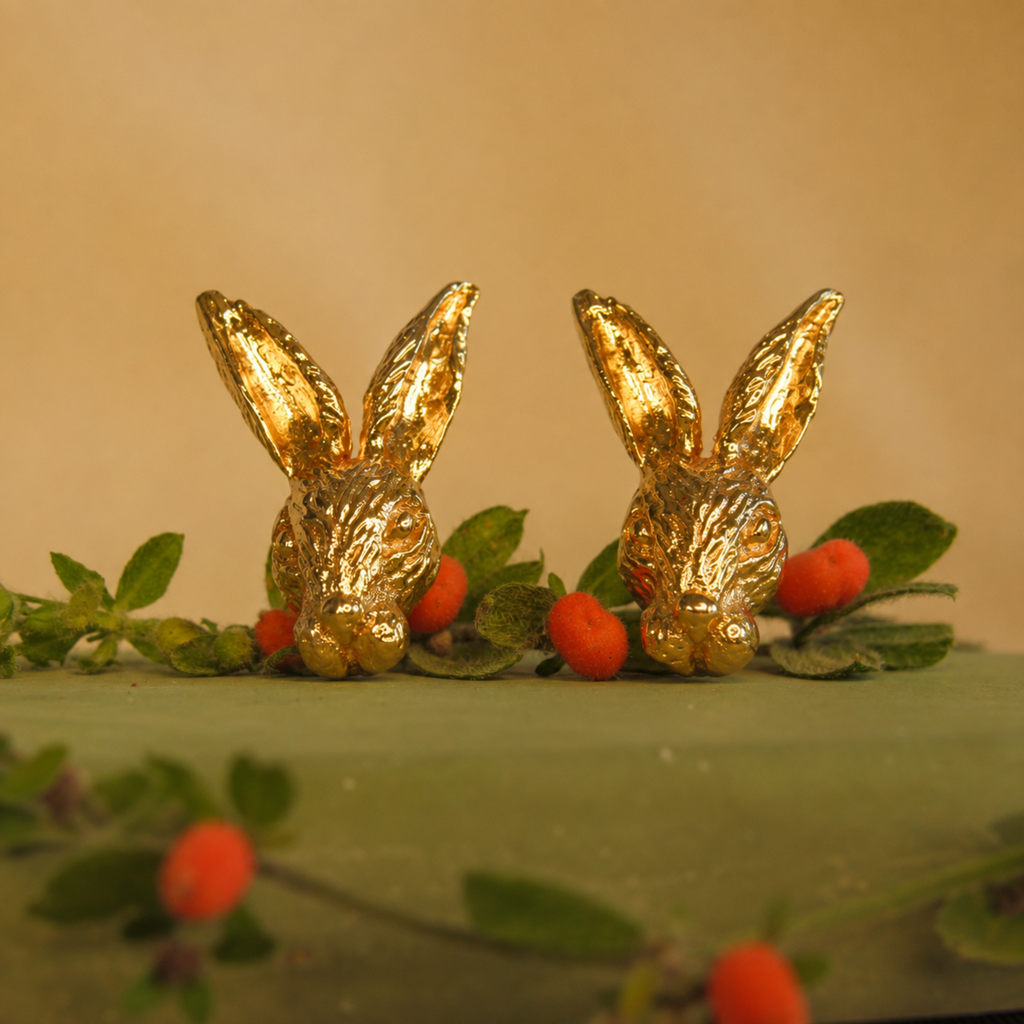Aretes de conejo estilizados en bronce con baño de oro de 24K de Polen wear