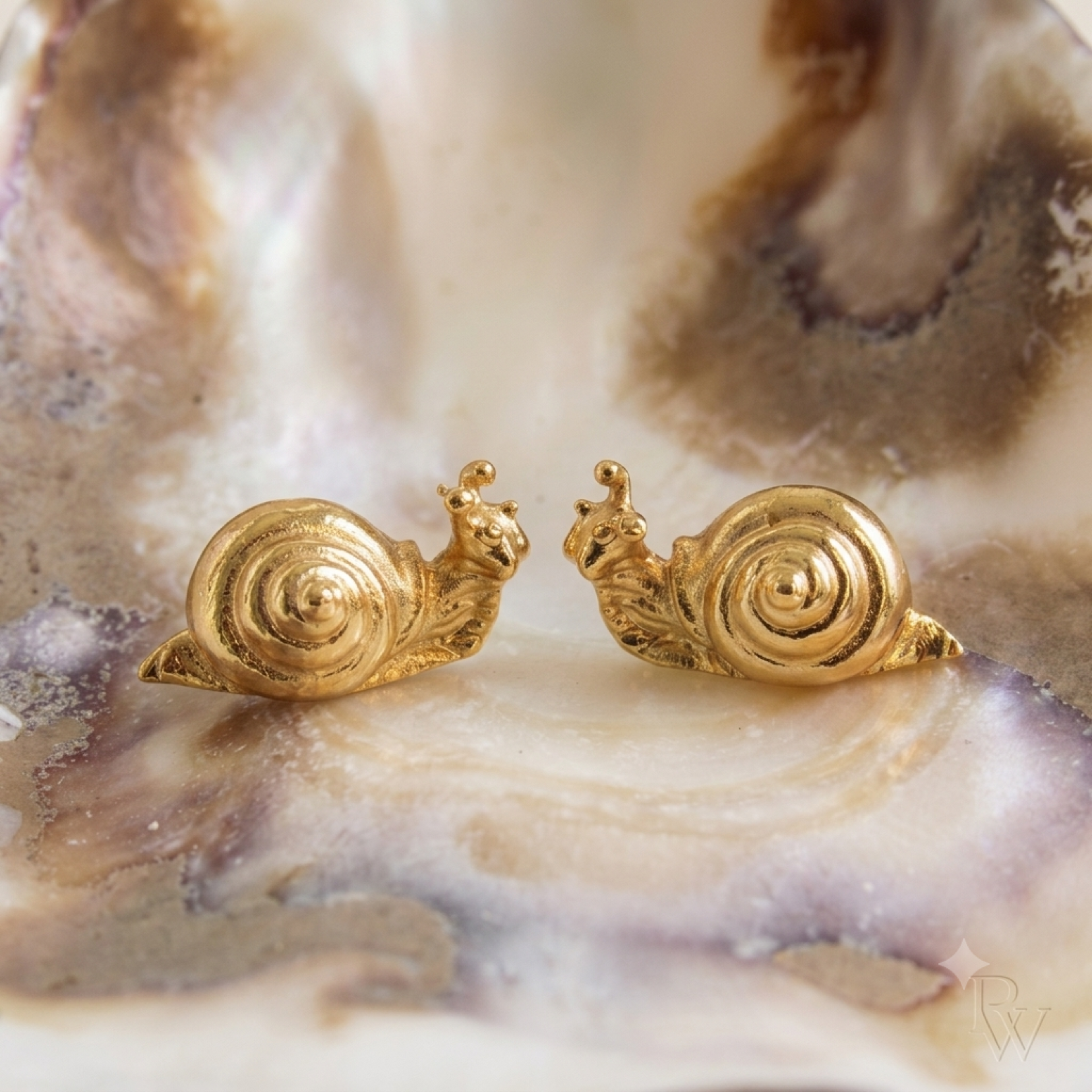 Aretes pequeños de caracol marino en bronce con baño de oro de 24K de Polen wear