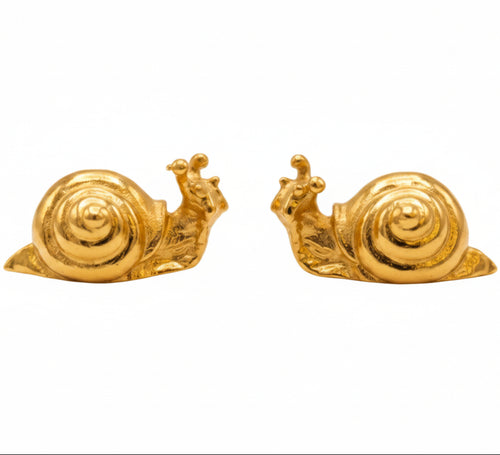 Aretes pequeños de caracol marino en bronce con baño de oro de 24K de Polen wear