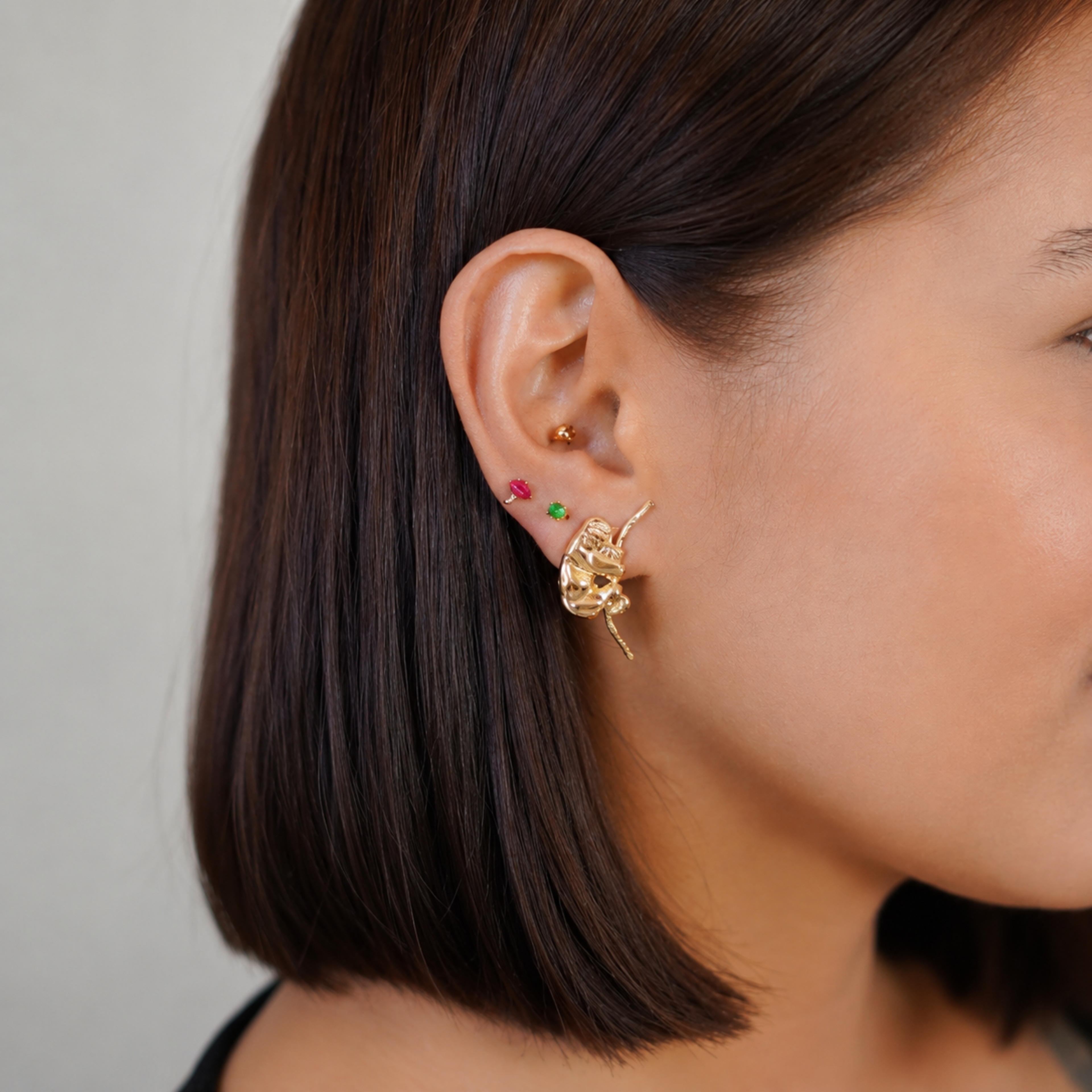 Aretes de perezoso colgantes en bronce con baño de oro de 24K de Polen wear