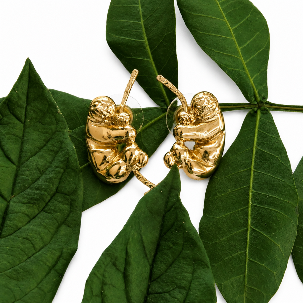 Aretes de perezoso colgantes en bronce con baño de oro de 24K de Polen wear