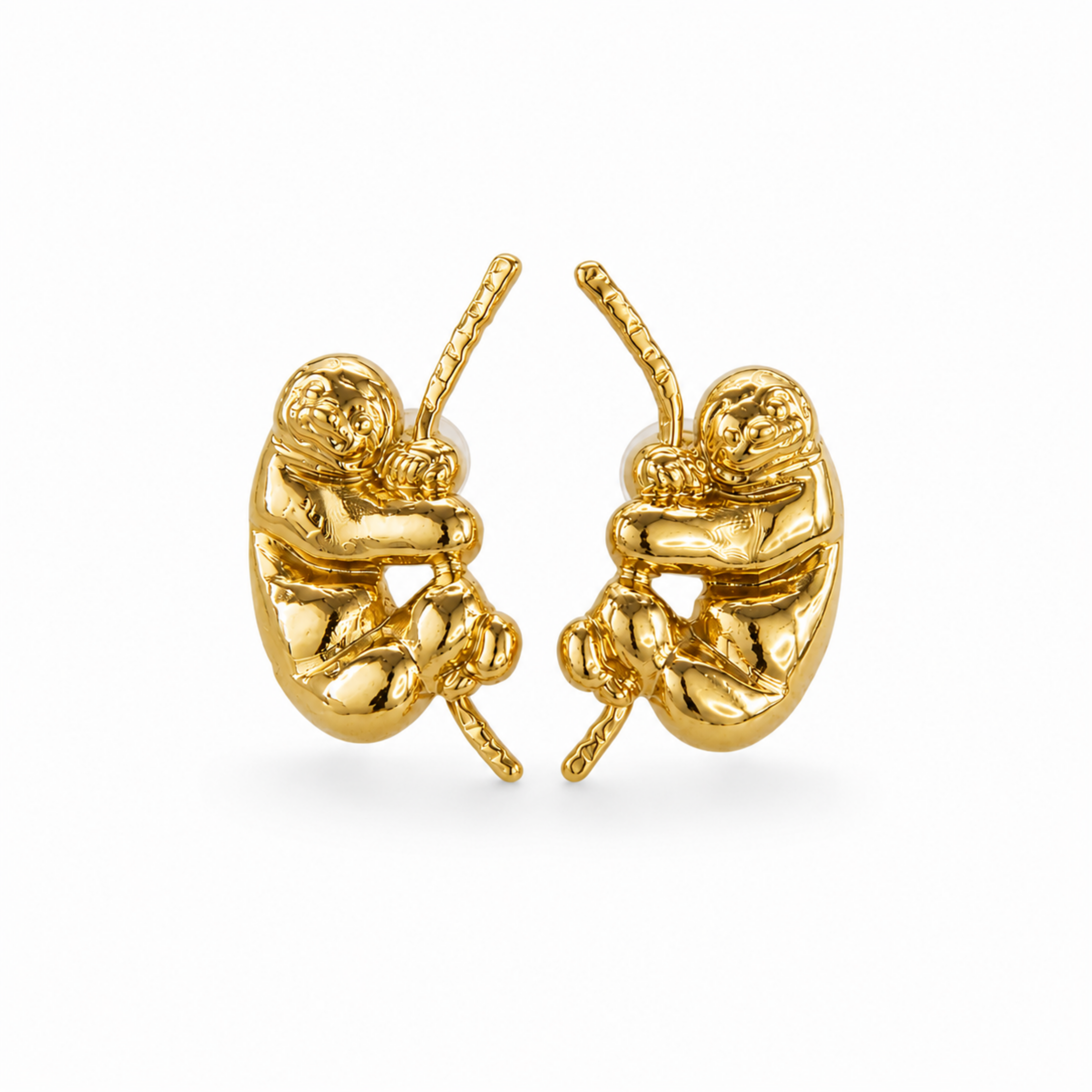 Aretes de perezoso colgantes en bronce con baño de oro de 24K de Polen wear
