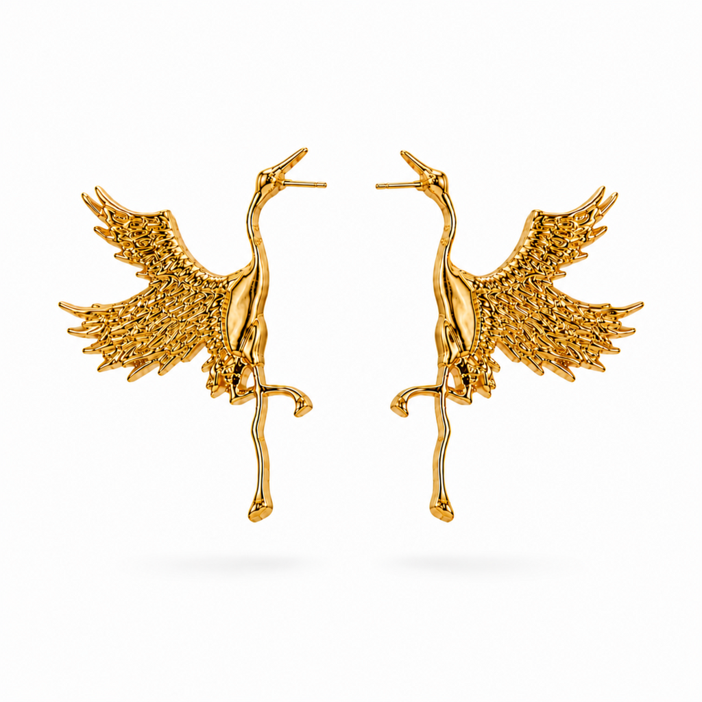 Aretes tipo topo pequeños dorados en forma de ave grulla  en bronce con baño de oro de 24K de Polen wear