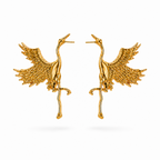 Aretes tipo topo pequeños dorados en forma de ave grulla  en bronce con baño de oro de 24K de Polen wear