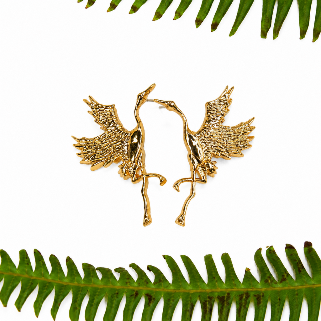 Aretes tipo topo pequeños dorados en forma de ave grulla  en bronce con baño de oro de 24K de Polen wear