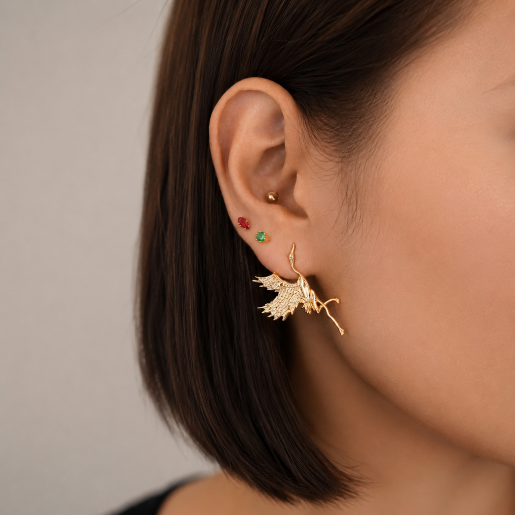 Aretes tipo topo pequeños dorados en forma de ave grulla  en bronce con baño de oro de 24K  de Polen wear