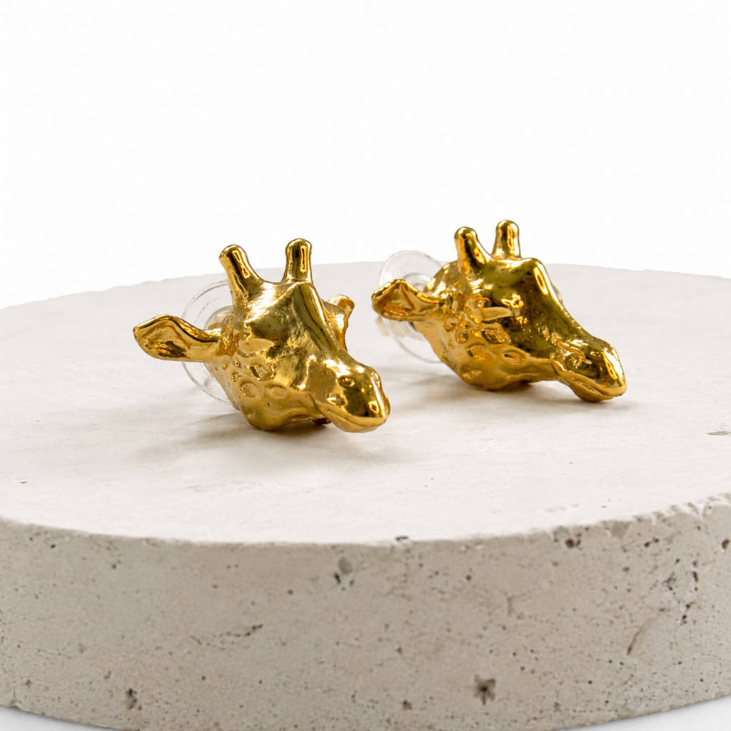 Aretes tipo topo medianos en forma de jirafa en bronce con baño de oro de 24K de Polen wear