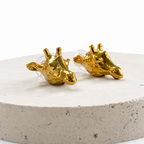 Aretes tipo topo medianos en forma de jirafa en bronce con baño de oro de 24K de Polen wear