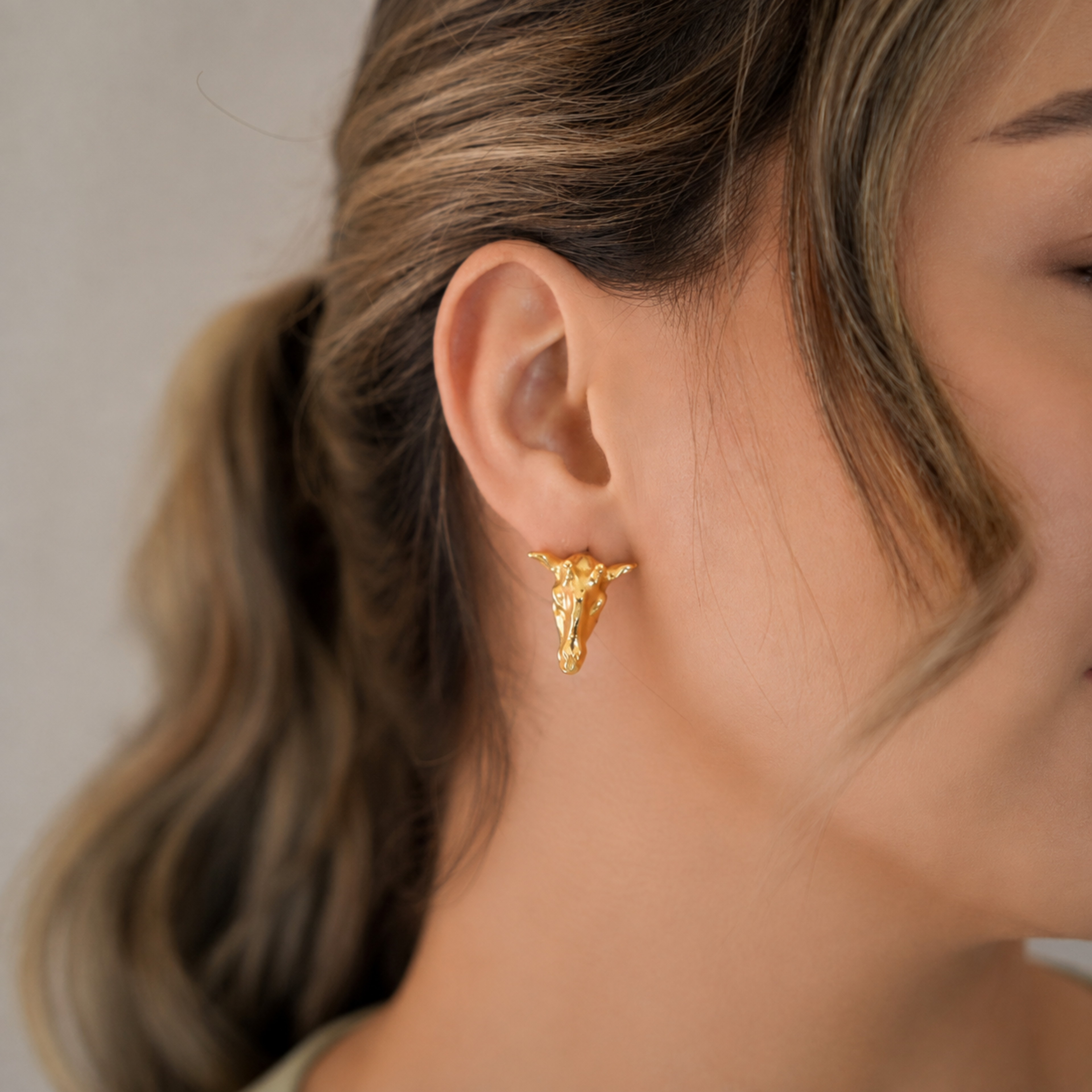 Aretes tipo topo medianos en forma de jirafa en bronce con baño de oro de 24K de Polen wear