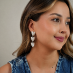 Aretes colgantes de triple corazón texturizado en baño de plata 925 de Polen wear