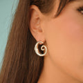 Aretes tipo topo  Mooncy con acabado plateado en baño de plata.