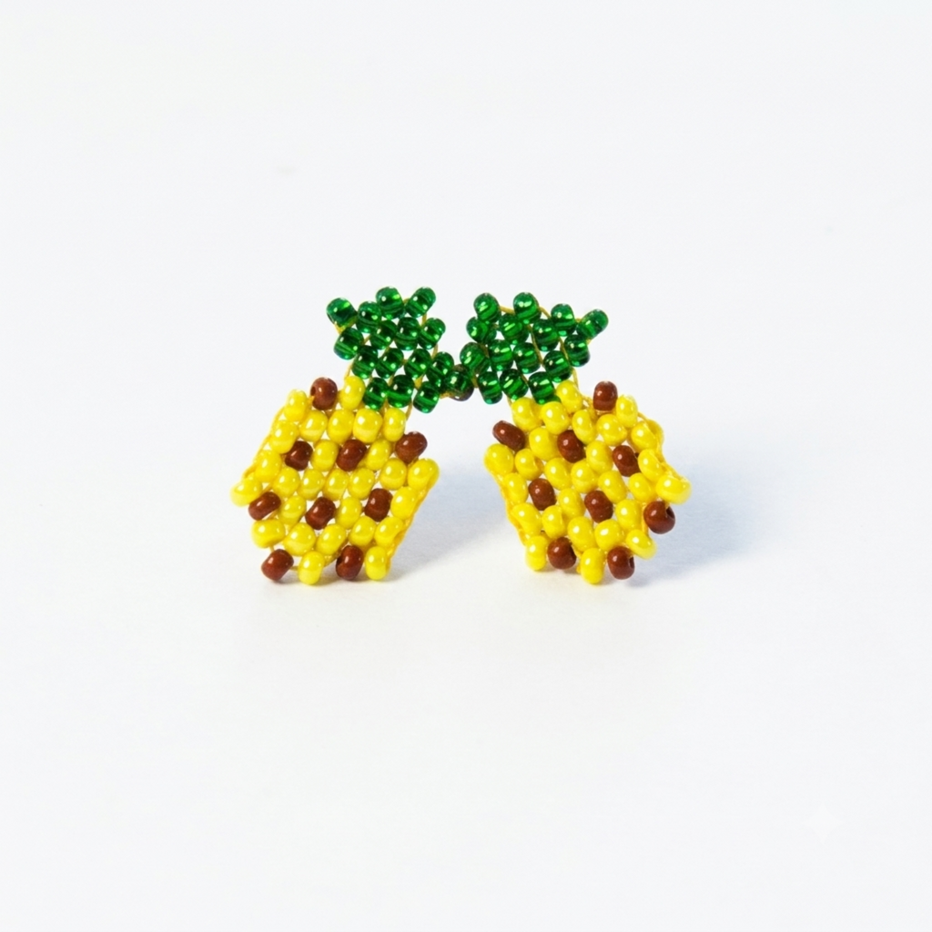 Aretes tipo topo en forma de piña tejidos a mano en mostacilla de Polen wear