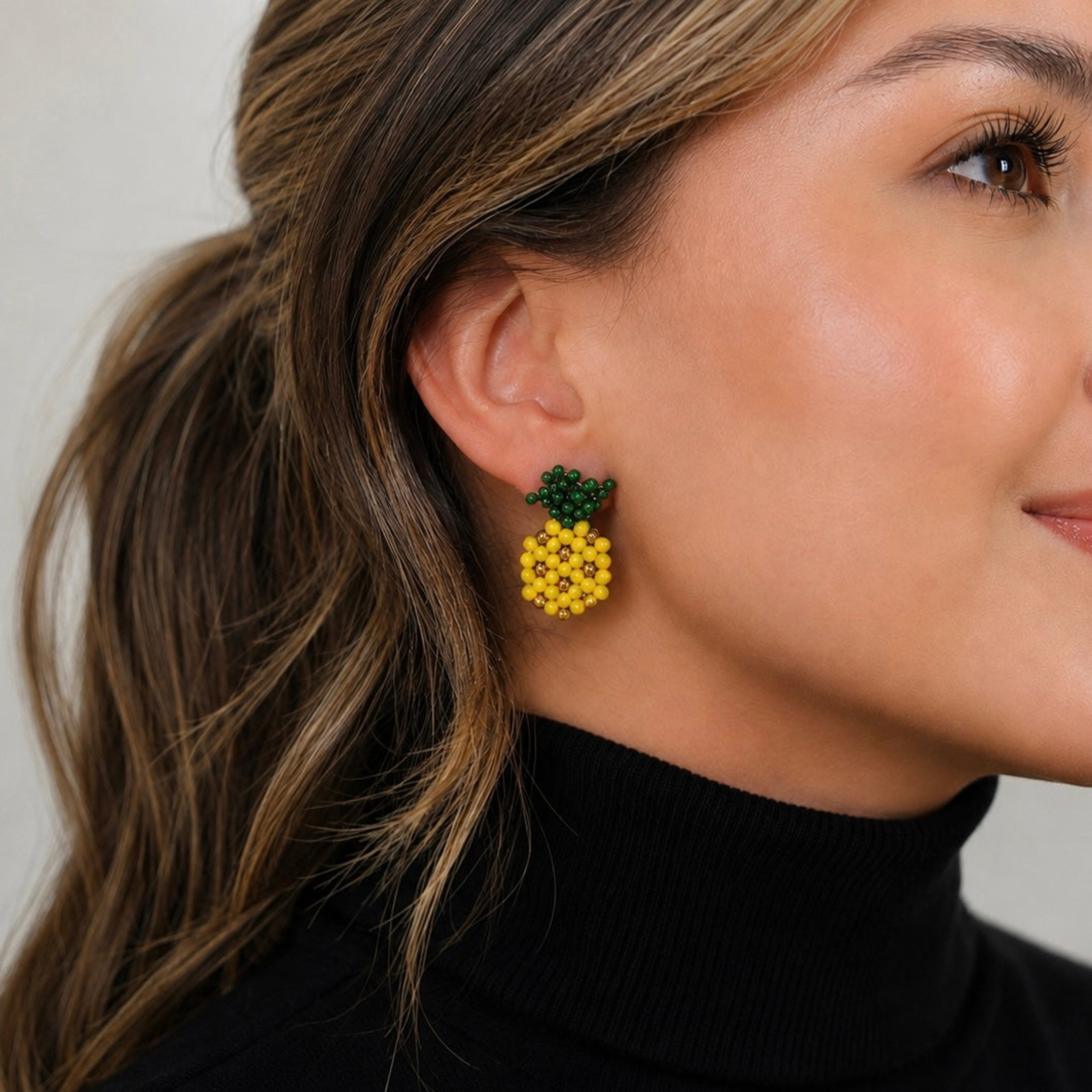 Aretes tipo topo en forma de piña tejidos a mano en mostacilla de Polen wear