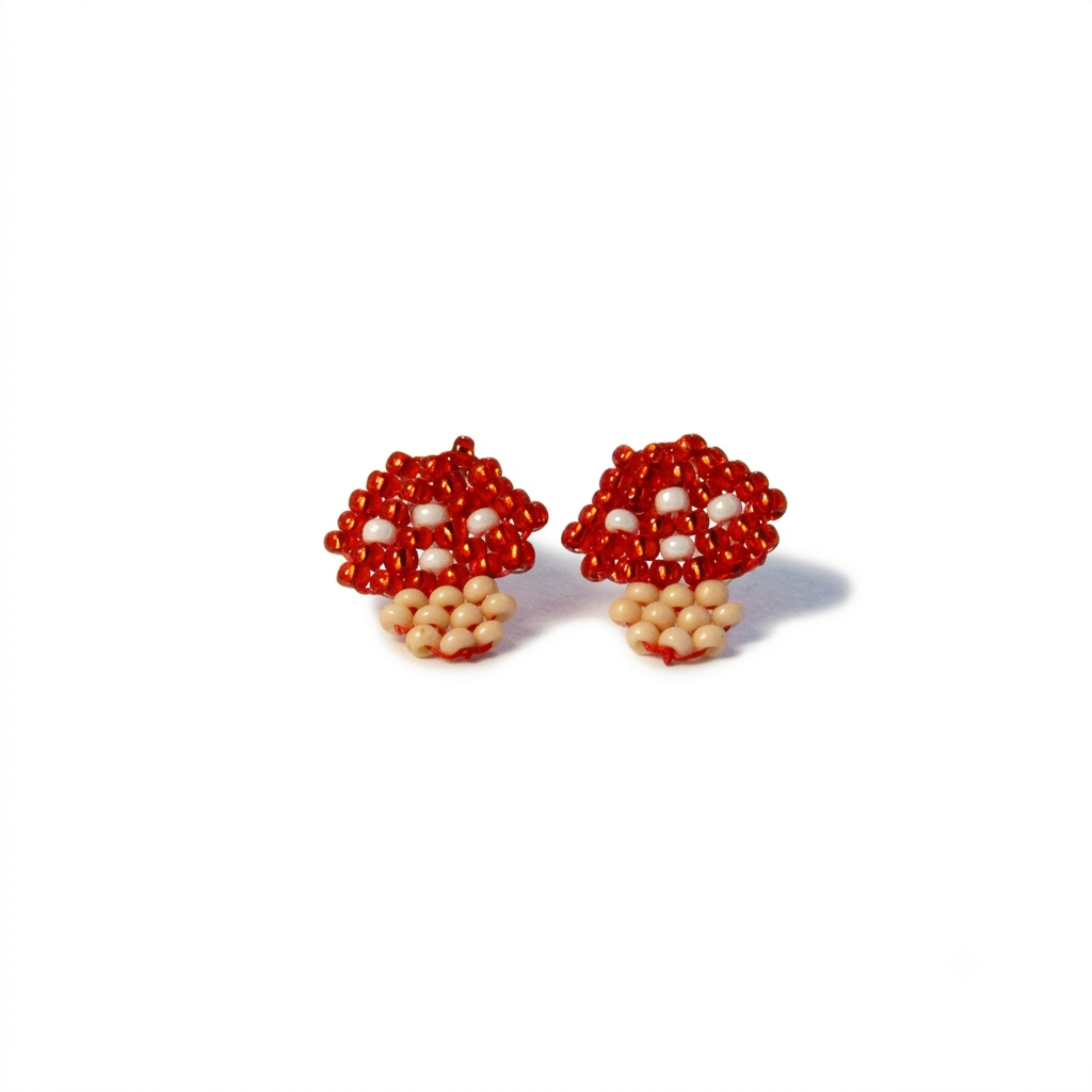 Aretes tipo topo en forma de hongo tejidos a mano en mostacilla de Polen wear