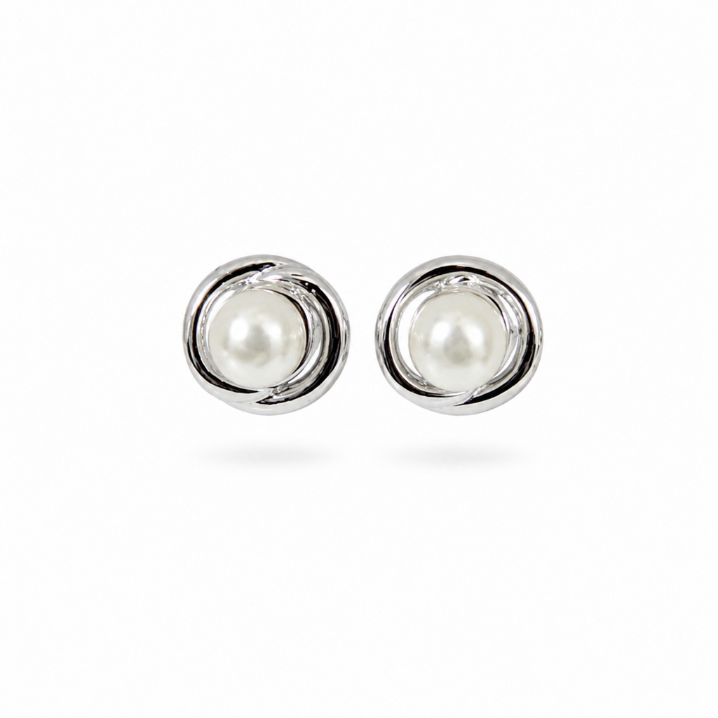 Aretes mini tipo topo Almendro con centro de perla y borde plateado en covergold de Polen wear