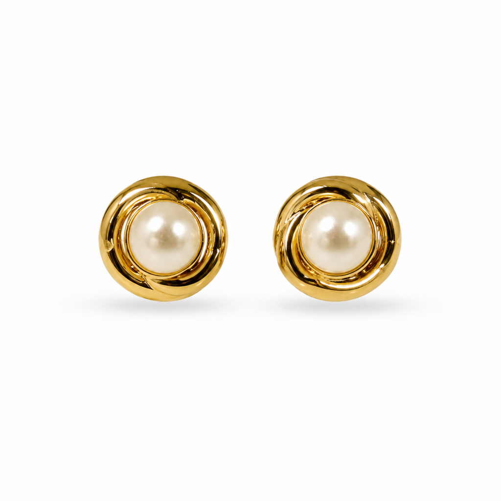 Aretes mini tipo topo Almendro con centro de perla y borde dorado en covergold de Polen wear