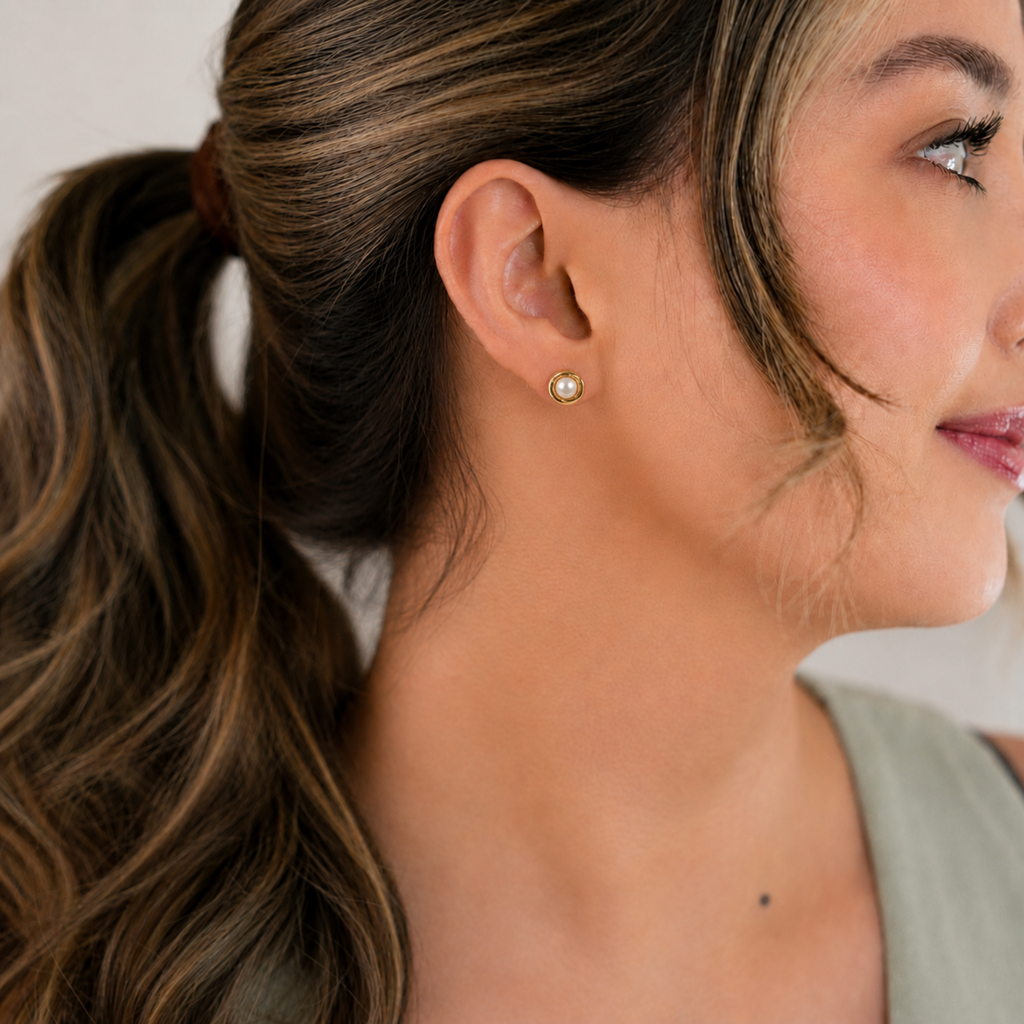 Aretes mini tipo topo Almendro con centro de perla y borde dorado en covergold de Polen wear