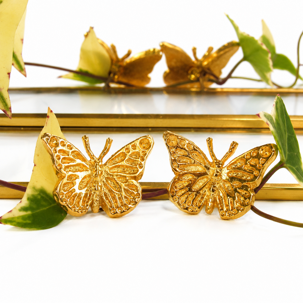 Aretes tipo topo en forma de silueta de mariposa en bronce con baño de oro de 24K de Polen wear