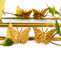Aretes tipo topo en forma de silueta de mariposa en bronce con baño de oro de 24K de Polen wear
