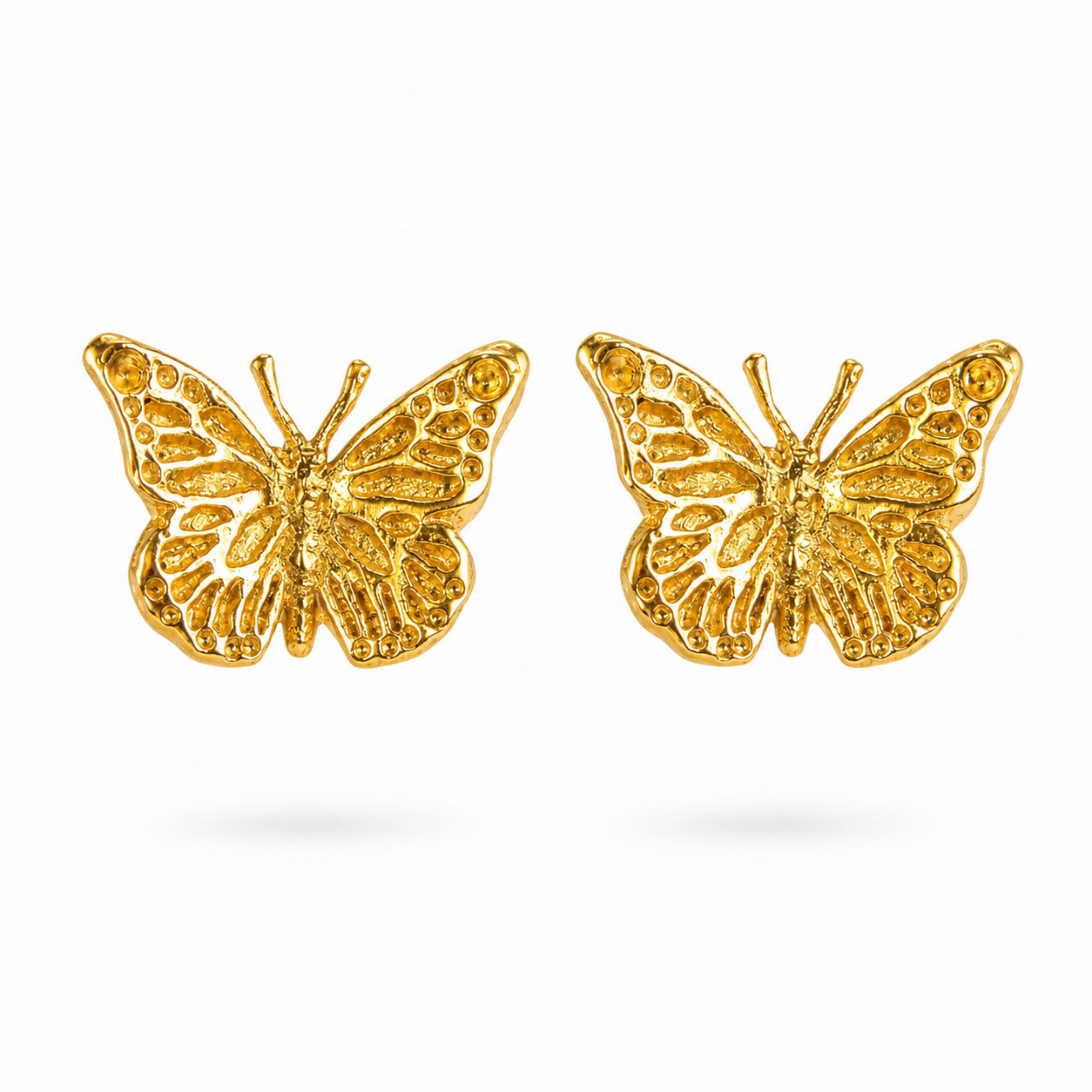 Aretes tipo topo en forma de silueta de mariposa en bronce con baño de oro de 24K de Polen wear