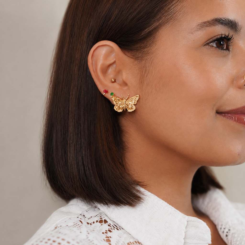 Aretes tipo topo en forma de silueta de mariposa en bronce con baño de oro de 24K de Polen wear